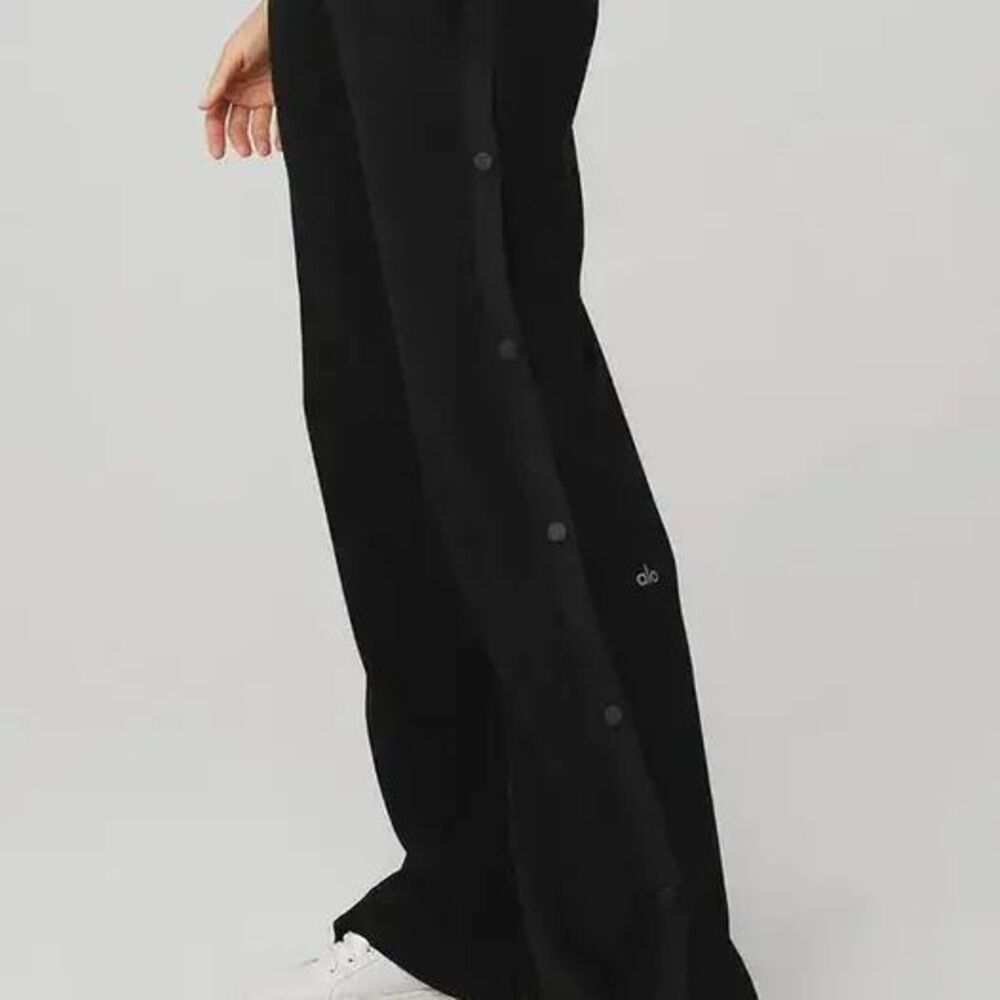 Alo Yoga Courtside Tearaway Snap Pants in Black
